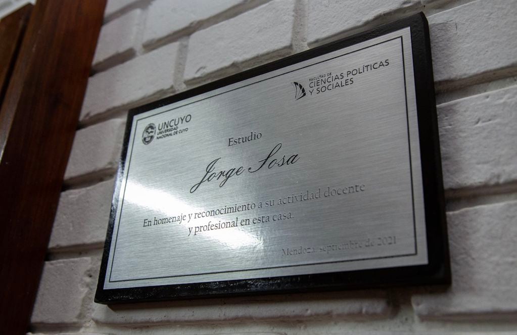 Una placa bautizó con el nombre de Jorge Sosa el estudio de radio de la facultad de Ciencias Políticas y Sociales de la UNCuyo. Gentileza