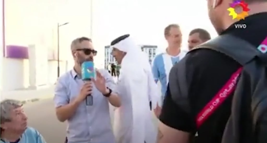 La interrupción al móvil en vivo del Pollo Álvarez, en Qatar. (captura video)