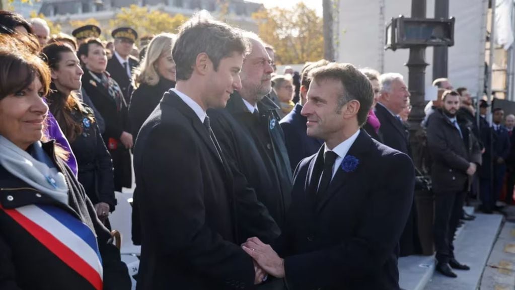 Gabriel Attal junto a Emmanuel Macron durante una ceremonia en la Tumba del Soldado Desconocido en el Arco del Triunfo en París, Francia, el 11 de noviembre de 2023