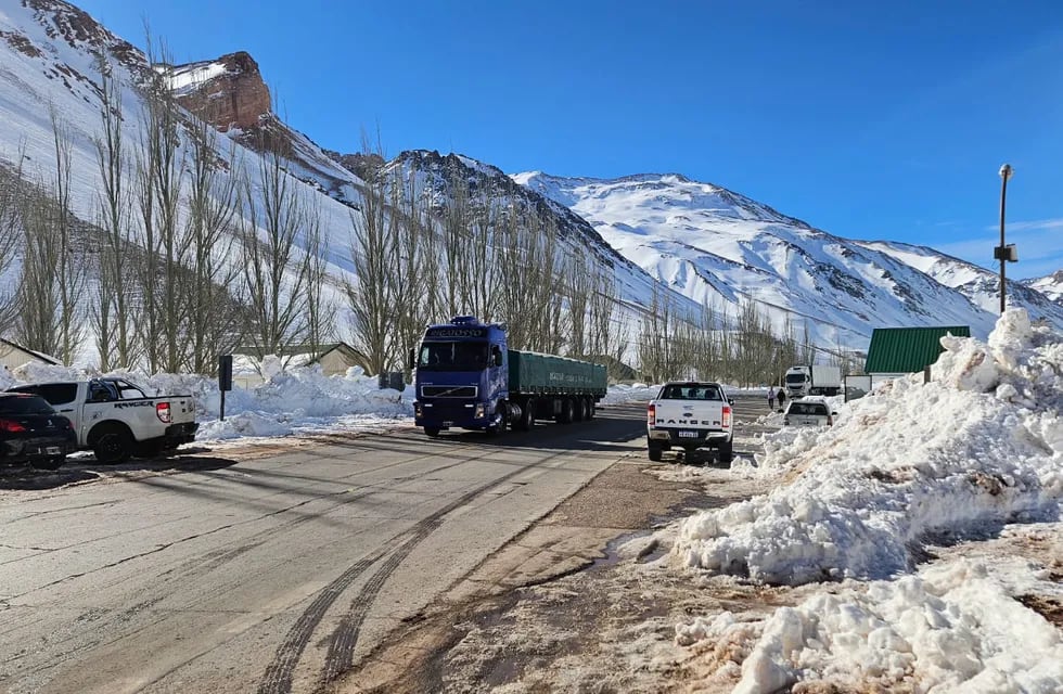 Nieve en alta montaña: el paso a Chile estuvo 20 días cerrado (Prensa Gendarmería Nacional)