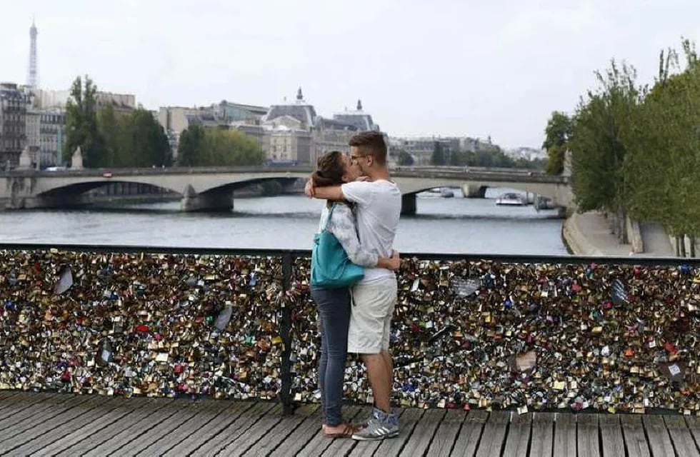 En París, quieren reemplazar los “candados del amor” por “selfies”