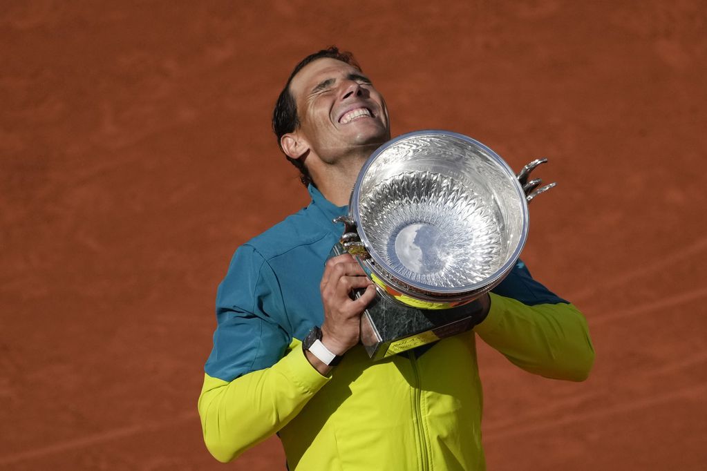 El español Rafael Nadal alza el trofeo de campeón después de ganar la final del Abierto de Francia frente al noruego Casper Ruud en tres sets 6-3, 6-3, 6-0, en el torneo de tenis en Roland Garros, en París, Francia. 