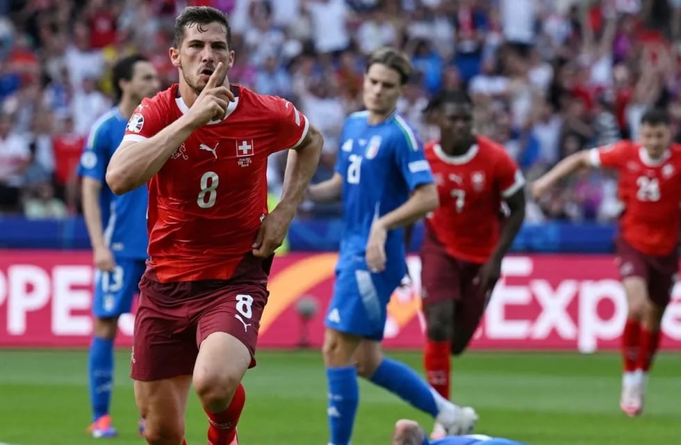Remo Freuler festeja su gol para el 1-0 de Suiza sobre Italia. / REUTERS