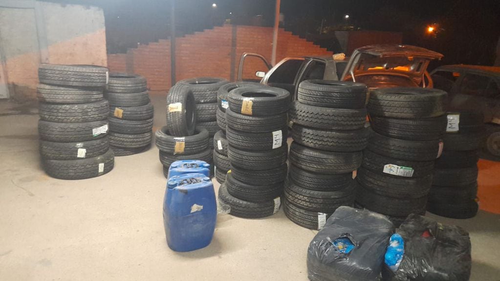 Las cubiertas de contrabando decomisadas en Lavalle. | Foto: Ministerio de Seguridad y Justicia.