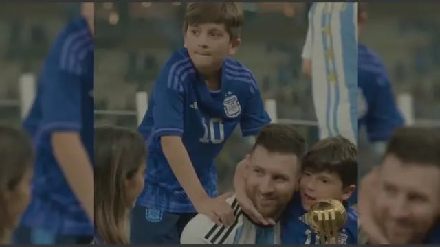 Leo Messi junto a Thiago, Mateo y Antonella, tras la consagración en Qatar 2022