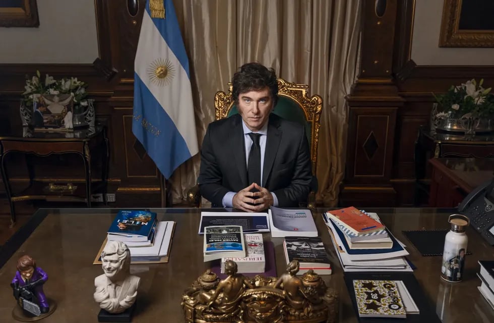 Los siete libros que el Presidente decidió mostrar en su foto en Casa Rosada - Foto Time