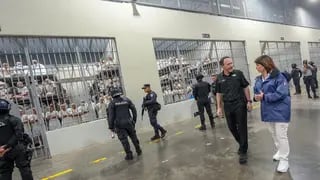 La ministra de Seguridad, Patricia Bullrich, visitó la cárcel de El Salvador que es la más grande de América