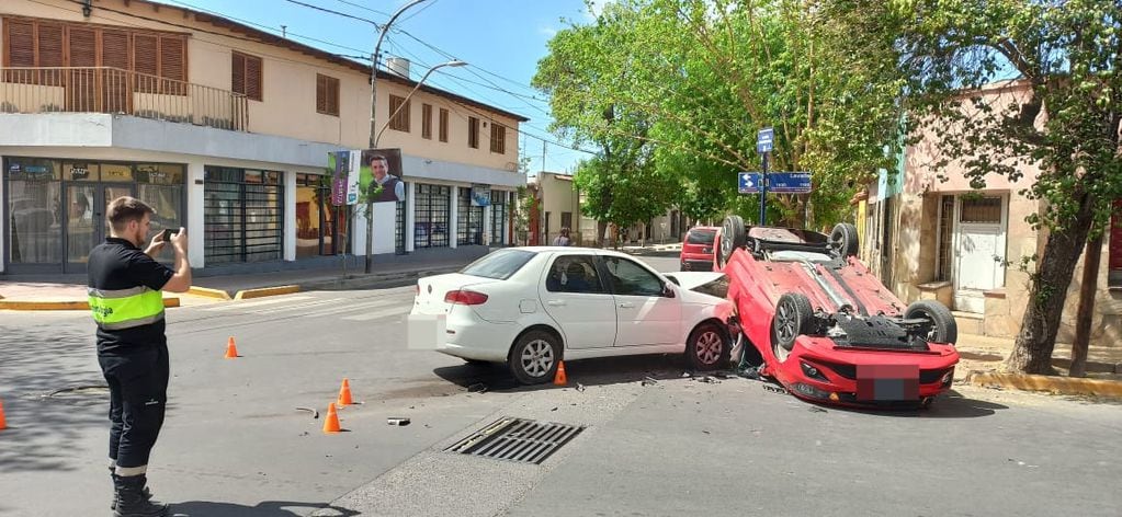 Dos autos chocaron y uno quedó dado vuelta en calle Correa Saá - Foto  Ariel Querini