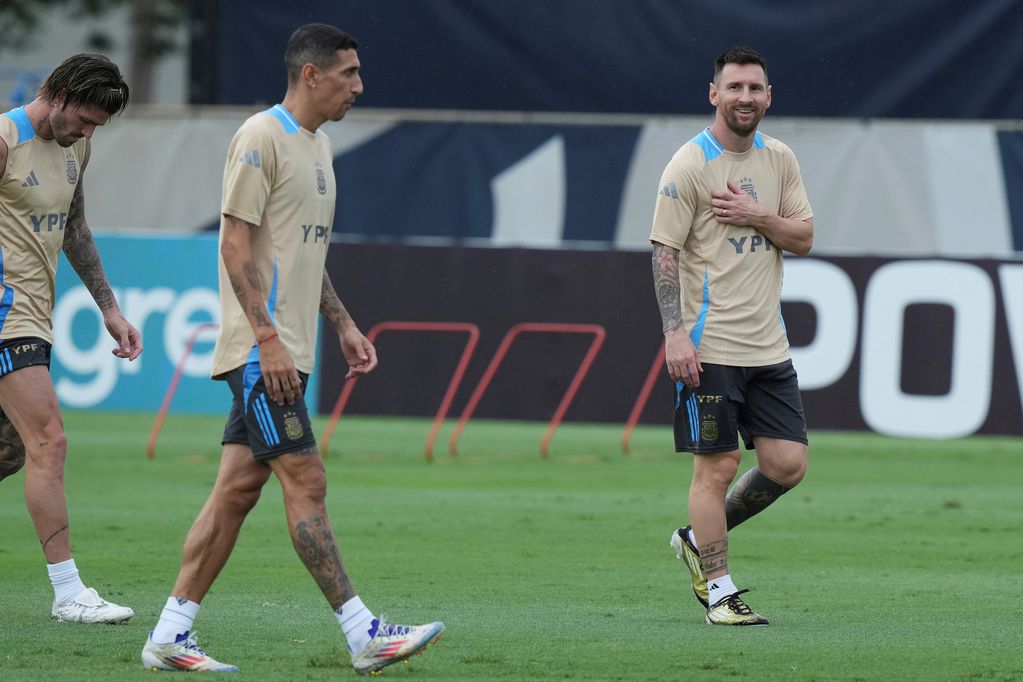 Rodrigo de Paul, Ángel Di María y Lionel Messi en el entrenamiento de Argentina en Miami, de cara a la final de la Copa América ante Venezuela. (AP)