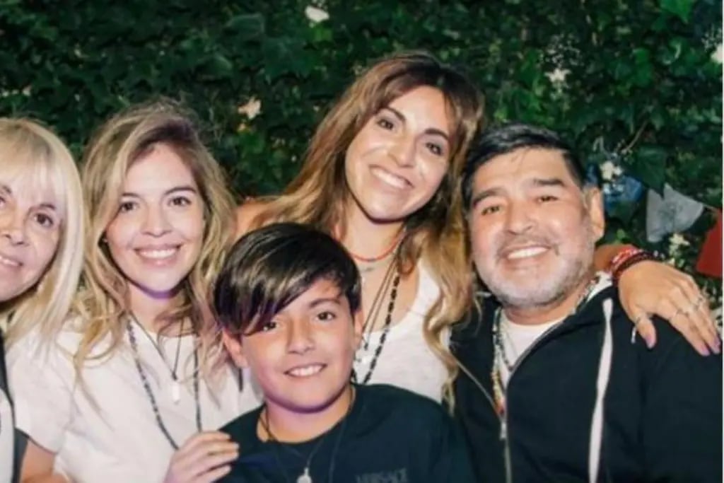 El sincericidio de Maradona sobre la relación con sus hijas que confesó en su libro póstumo