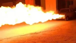 Impactante video: modificó un auto viejo y lo convirtió en un “dragón” que lanza fuego
