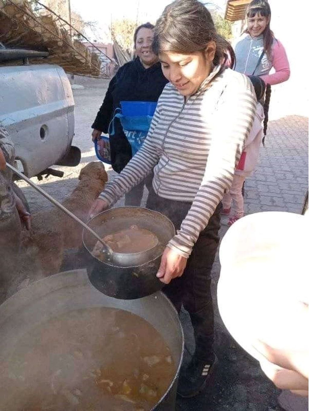 Desafío doble: una familia tiene 2 comedores en Las Heras y asiste a más de 300 familias. Foto: Gentileza Juan Villegas