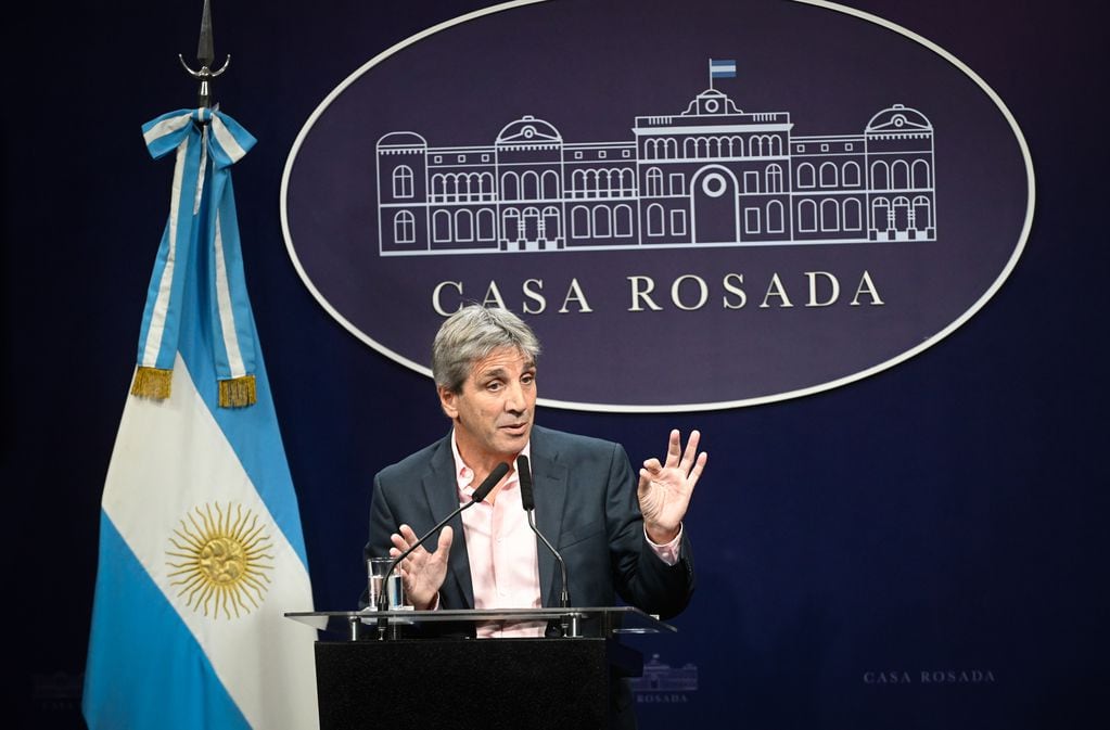 Luis Caputo da una conferencia de prensa en Casa Rosada, en Buenos Aires, el 26 de enero de 2024. / Foto: Mariana Nedelcu