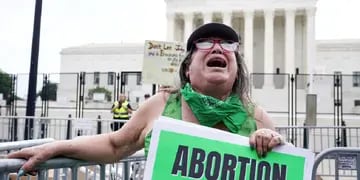 Mujeres activistas defienden el derecho al aborto legal frente a la Corte Suprema en Washington, Estados Unidos