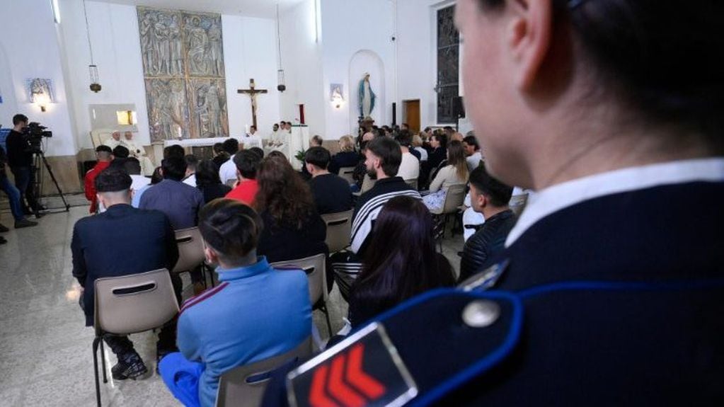 En la misa participaron los reclusos, el personal del establecimiento penitenciario y miembros del equipo de seguridad. Foto: Gentileza Vatican Media