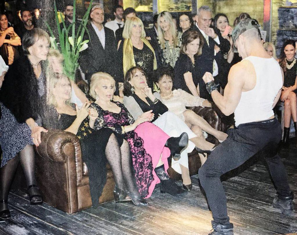 La madre de Burlando celebró sus 80 años rodeada de ¡strippers!