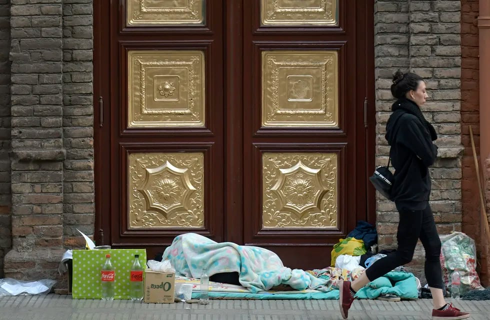 Pobreza e indigencia en Mendoza
Aumentó el índice de pobres en nuestra provincia. 
Pobres viven y piden limosna en calle Colón y San Martín

Foto: Orlando Pelichotti