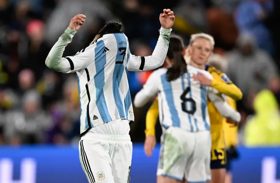 La argentina Eliana Stabile reacciona tras el encuentro del Grupo G del Mundial de Australia y Nueva Zelanda contra Suecia, en Hamilton, Nueva Zelanda, el 2 de agosto de 2023. (AP Foto/Andrew Cornaga)