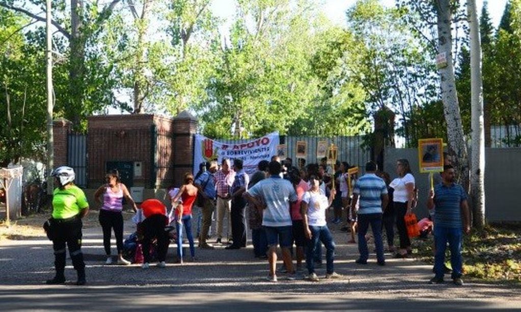 Protesta frente a las puertas del Instituto Próvolo, antes de que lo compre la comuna lujanina.
