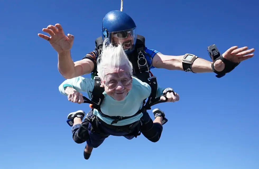 En esta imagen de archivo, proporcionada por Daniel Wilsey, se muestra a Dorothy Hoffner, de 104 años, durante un salto en paracaídas en tandem con Derek Baxter que la convirtió en la persona más mayor del mundo en hacerlo, el 1 de octubre de 2023, en Skydive Chicago, en Ottawa, Illinois. (Daniel Wilsey vía AP, archivo)