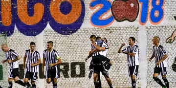 Gimnasia venció 2-0 a Roca y comparte la cima de las posiciones con Estudiantes (RC). Diego Mondino y Palacios Alvarenga, los goleadores.