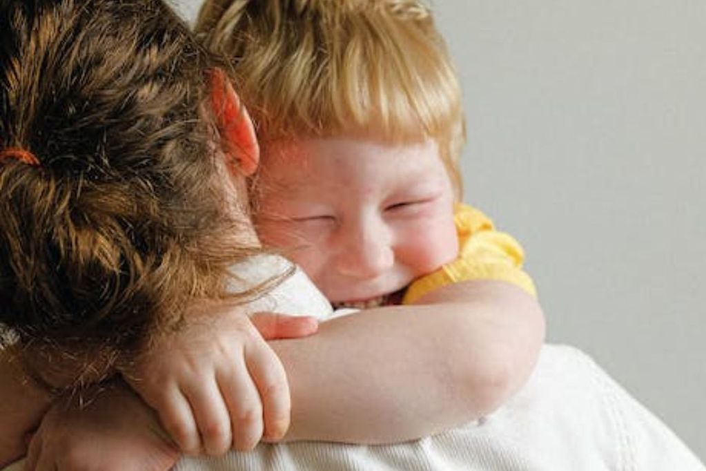 Beneficios de abrazar a un niño