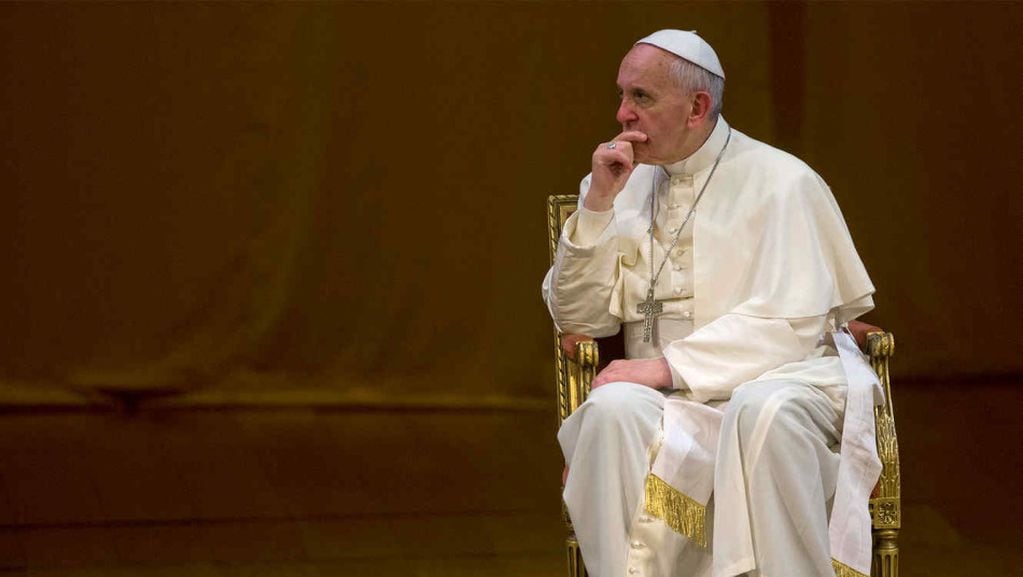 Bergoglio podría presentar su renuncia debido a un problema en su pierna derecha. 