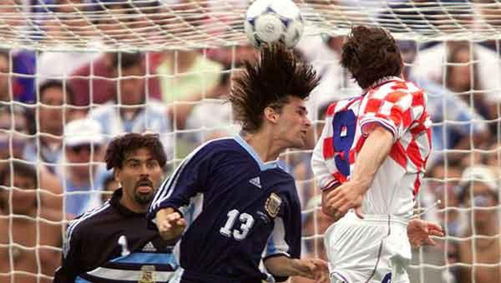 Argentina venció a Croacia durante el Mundial de 1998. En la foto, Suker cabecea ante la marca de Paz y la mirada del arquero Roa (Foto: Archivo / AP).