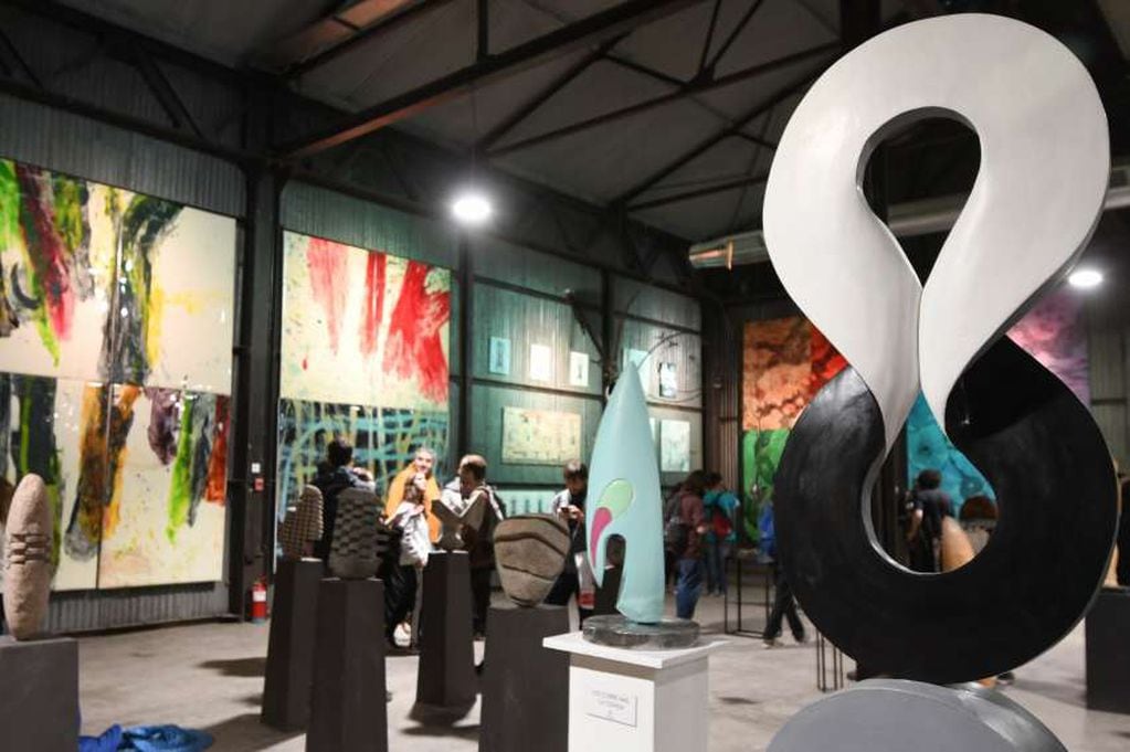 
También esculturas. En el centro del espacio de exposición se lucen las obras de grandes referentes mendocinos. | Marcelo Rolland / Los Andes
   