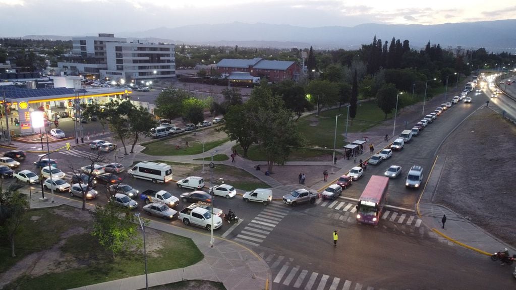 31 de octubre de 2023 Filas de autos para cargar nafta en la estación Shell. La fila de vehículos comenzaba en Rondeau y llegaba hasta la pasarela del Shopping.
Foto: Marcelo Rolland / Los Andes