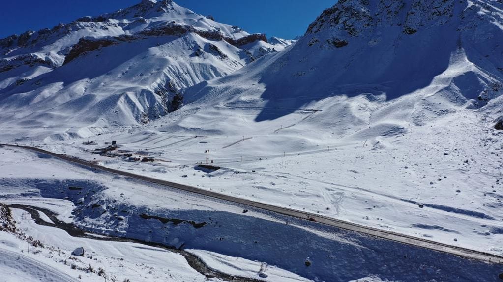 La majestuosidad de la Cordillera de los Andes nevada y el optimismo de cara a las vacaciones. Foto: Los Puquios.