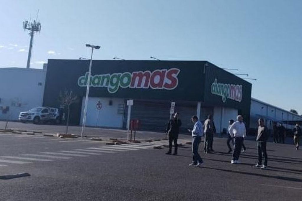 70 personas se congregaron en un local de la cadena Changomas. Foto: Web