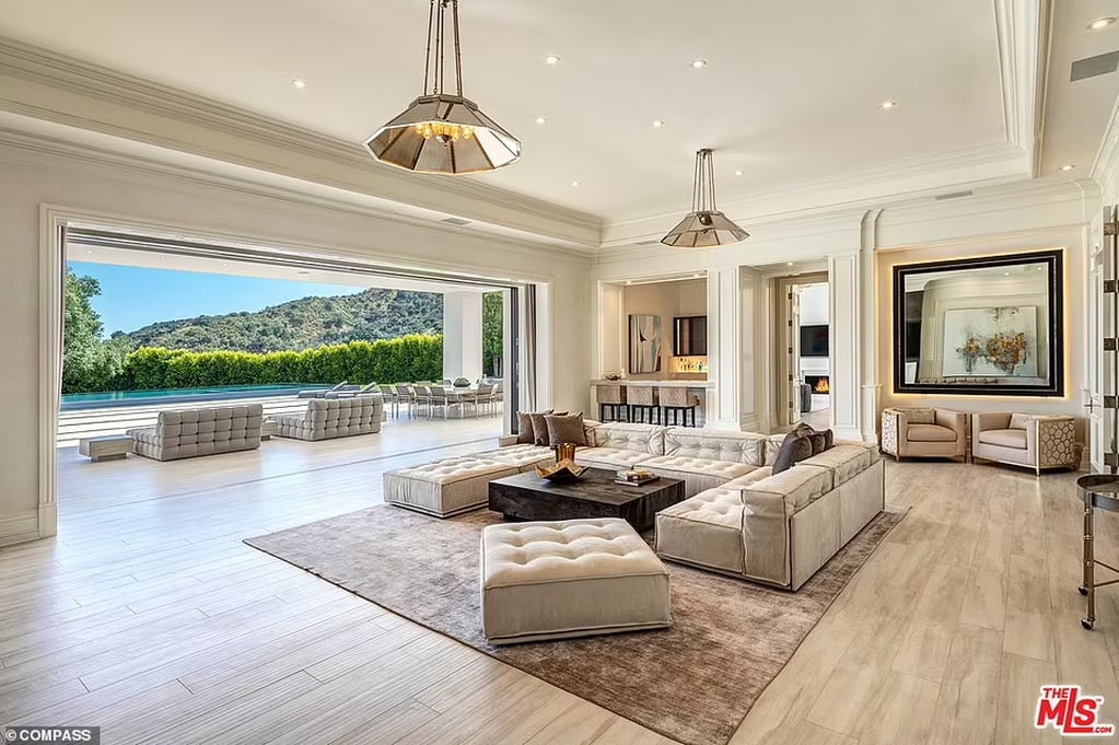 Jennifer Lopez y Ben Affleck compraron una enorme mansión en Los Ángeles que cuenta con lujos extremos y por la cual pagaron la increíble cifra de 60.850.000 millones de dólares.