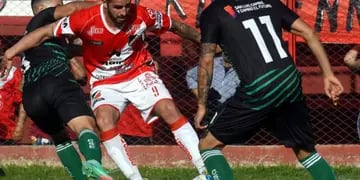 El Cruzado ganaba bien 2-0 pero su rival, Sportivo Estudiantes de San Luis, tuvo una gran reacción en el complemento y empató 2-2.