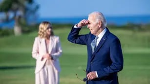 Incómodo video: Joe Biden se distrajo durante un evento del G7 y Giorgia Meloni debió “orientarlo”