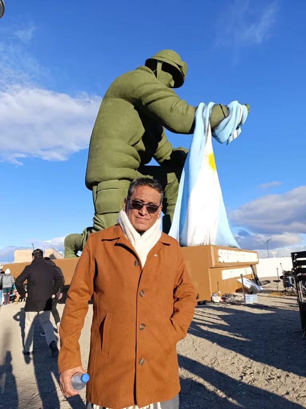 El escultor Aldo Beroisa junto con el Monumento al Soldado de Malvinas en Zapala, Neuquén / INFOBAE.