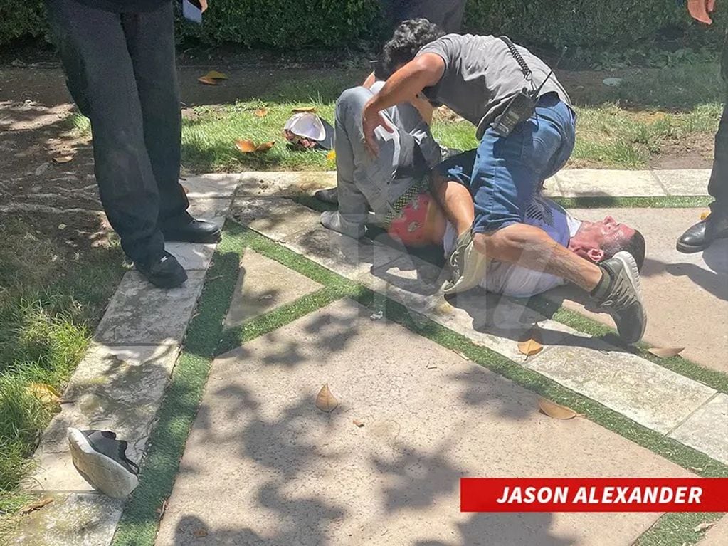 Jason Alexander detenido por personal de seguridad en el casamaiento de Britney Spears.