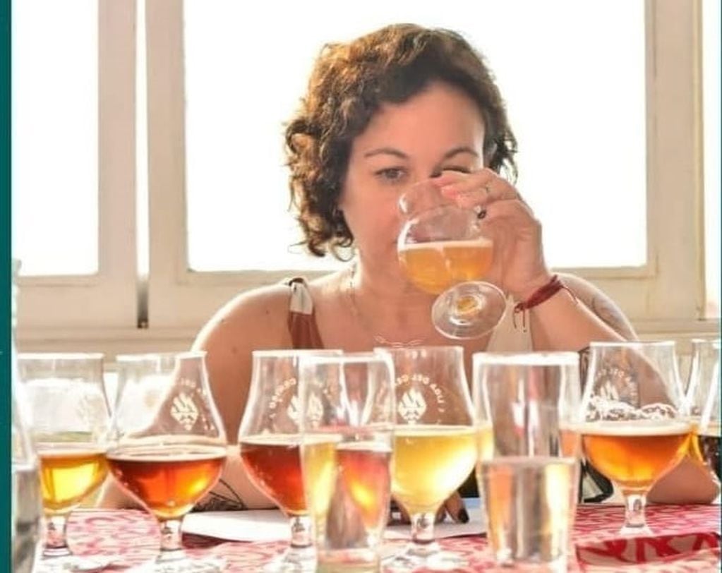 Vanesa Cara Farinelli es la única sommelier de cerveza de Mendoza. - Gentileza