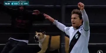 El insólito gol de un ex Banfield en Uruguay: se cayó, lo “festejó” un perro y se volvió viral