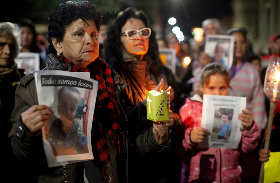 Manifestantes sostienen fotografías del niño Loan Danilo Peña el lunes 24 de junio de 2024, en Corrientes, Argentina.