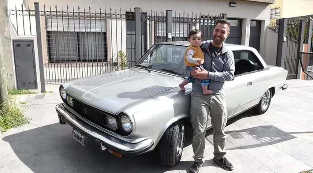 Buenos Aires. Mauro, junto a su pequeño hijo. Intenta comprar el Torino de su padre para reciclarlo y reconstruir su historia familiar (Gentileza).