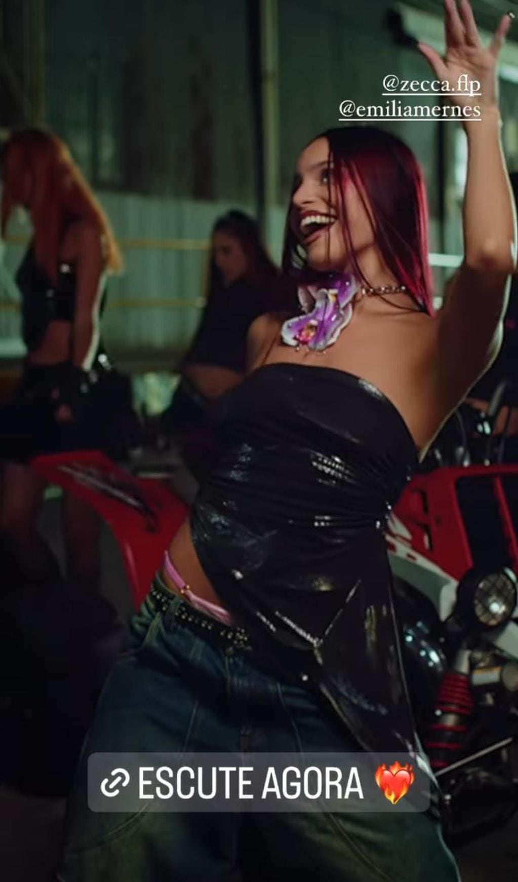 Emilia Mernes vistió outfits combinados con “tanga al aire” para bailar en  su nuevo estreno musical