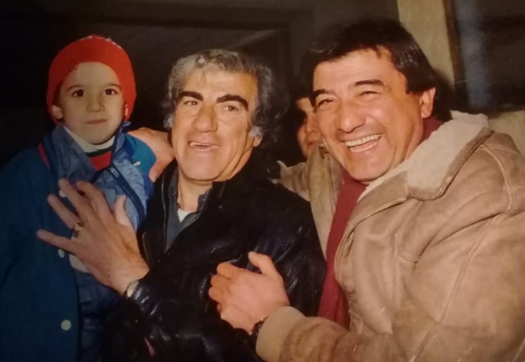 Sergio Abel Vázquez junto a su amigo el profesor Francisco Romero y su hijo. Gentileza