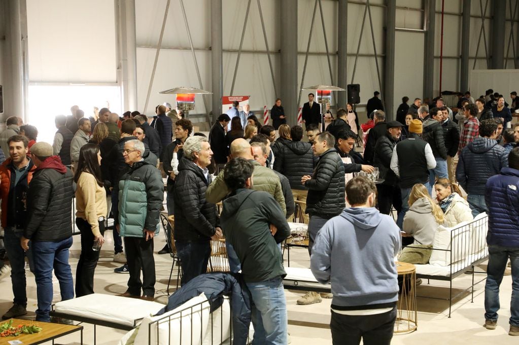 Unas 300 personas se reunieron en uno de los nuevos galpones de Halpern. - Foto: Gentielza