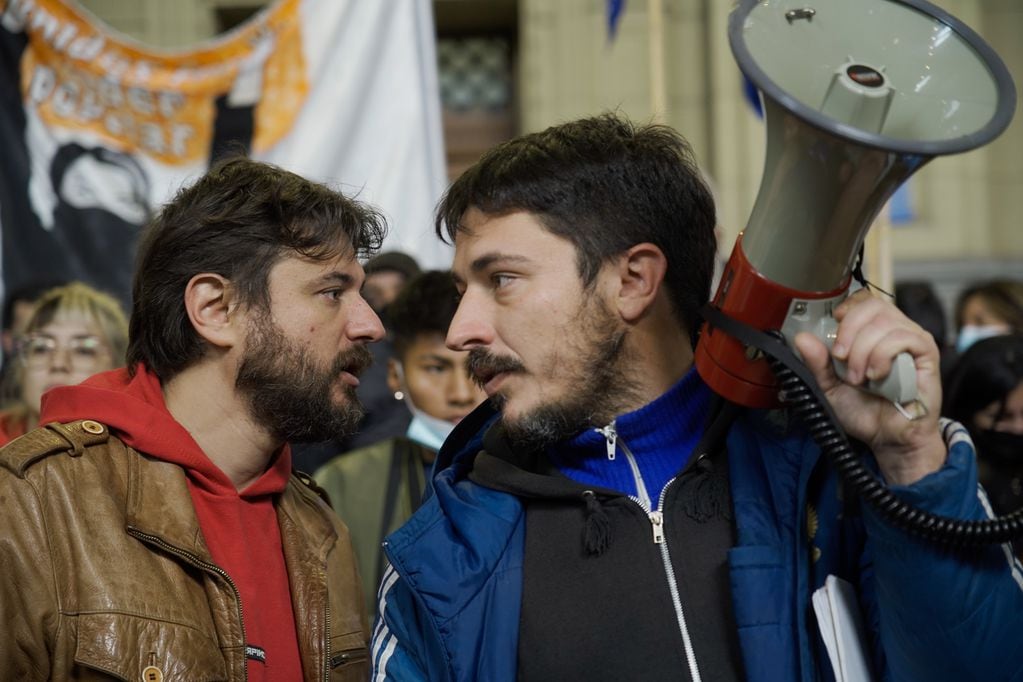 Juan Grabois, al frente de los reclamos sociales, junto a Nacho Levy. Foto Clarín. 