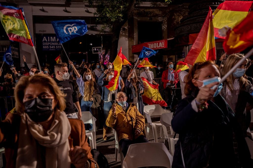 Cientos de seguidores de Isabel Díaz Ayuso celebran en las calles el triunfo de la presidenta de la comunidad de Madrid.