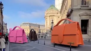 Carteras gigantes de Jaquemus recorren las calles parisinas