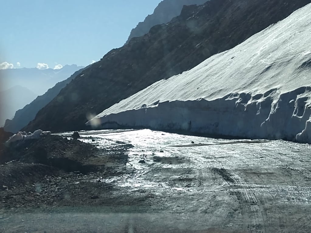 Debido a las nevadas y a las grandes formaciones de hielo en la época invernal, el camino queda inaccesible.  Foto Gentileza