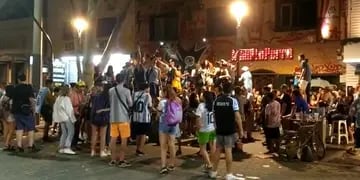 Festejos en la calle Arístides de Mendoza por Argentina campeón