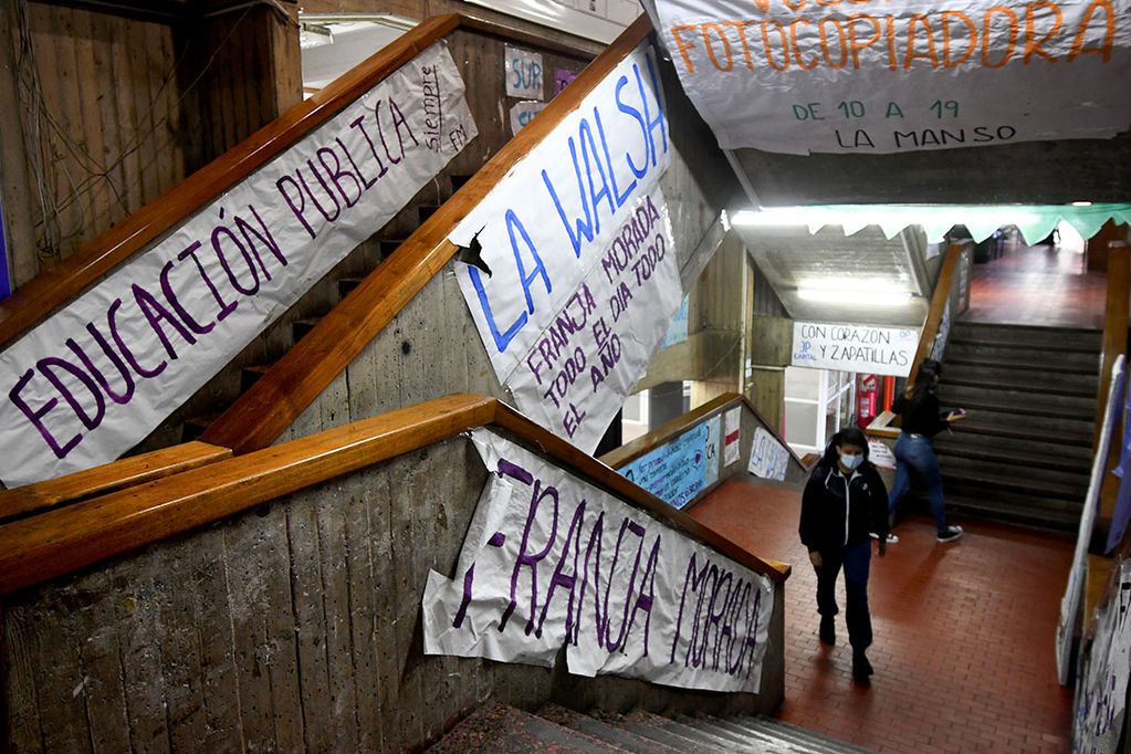 Facultad de Ciencias Políticas y Sociales de la U N Cuyo, donde habrá elecciones en una fuerte pelea por el decanato. 
Foto: José Gutierrez / Los Andes  